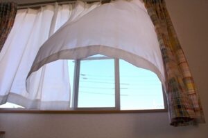 レジンクラフト中に部屋を換気している様子