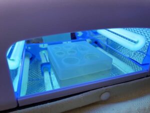 シリコンモールド型にレジン液を流し込み硬化させる